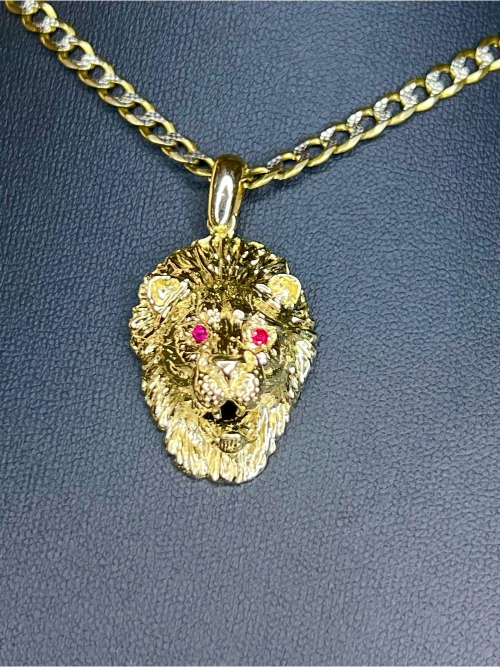 14K YELLOW GOLD LION HEAD DIAMOND CUT CHARM PENDANT/ RUBY EYES (10.5 GRAMS)